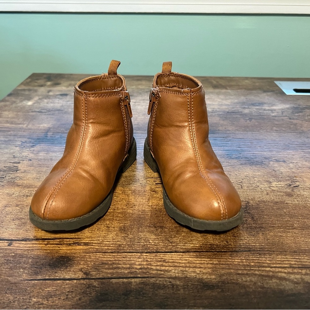 Carter’s girl toddler heart buckle boots. Size 8 (toddler).